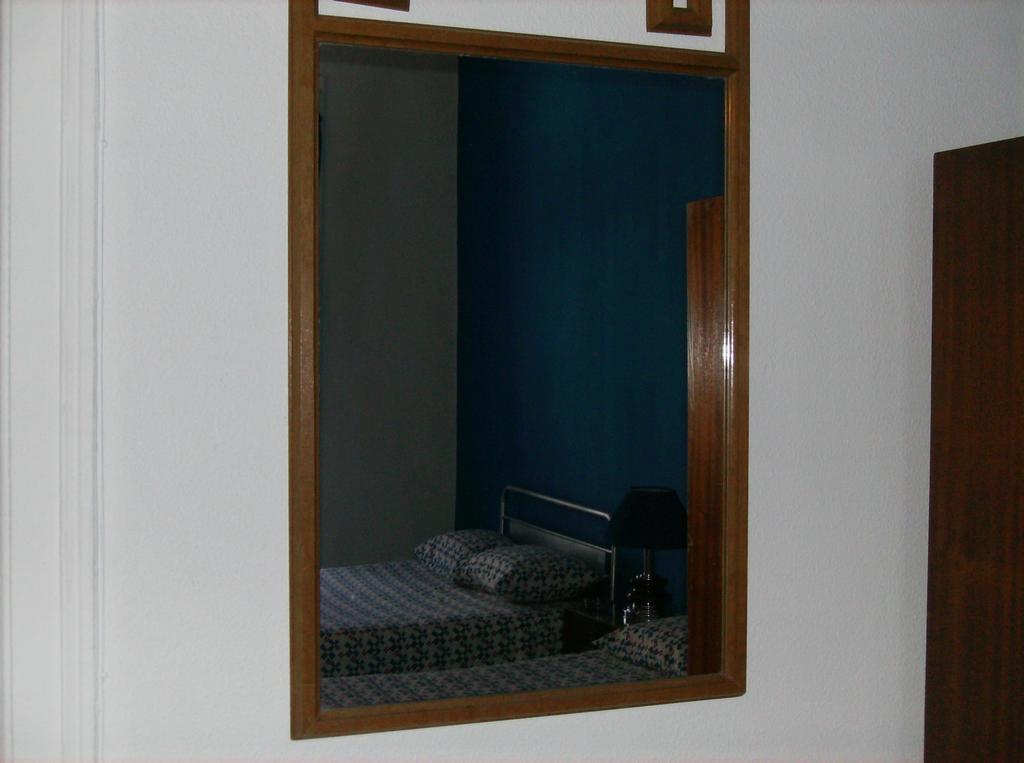 Dias E Dominguez Hostel Lisbon Room photo